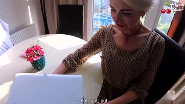 Csábos szőkehajú milf lecummantja a futár fickó fütyijét és megkívánja seggbe Thumb