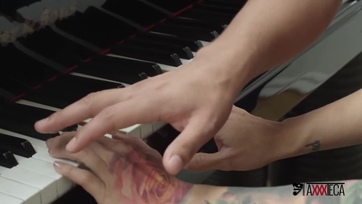 Sármos férfi bassza a tetkós cicust Thumb