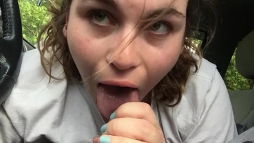 18 esztendős nőm a kocsiba leszívja a dákóm Thumb