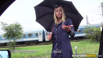 Kívánnivaló magyar sztyuárdesz barátnő szívességért cidázik és kefél Thumb