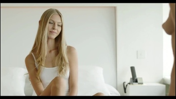 Tini lezbikus lányok kényeztetik egymást Thumb