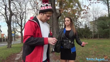 Magyar csaj készpénzért kufircol az idegennel, amíg a palija kint várja Thumb