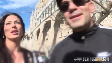 Egy kis zsetonért belemegy a baszásba a bájos barna bőrű cicus Thumb