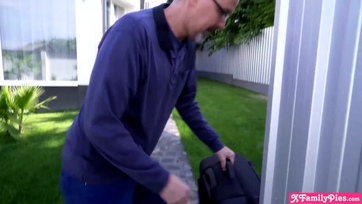 Borostás muffos mostohahúg feltétlenül szexelni óhajt a bátyusával Thumb