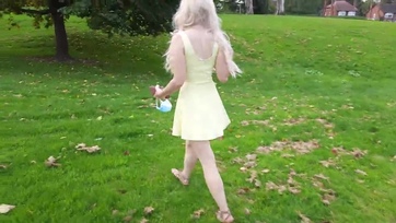 Tini cafka vágtat egy óriásit a álló falloszon a publikus parkban Thumb