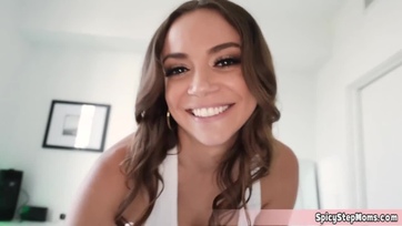 Príma fenekű MILF mostoha anyu játszadozik a óriás dákóval Thumb