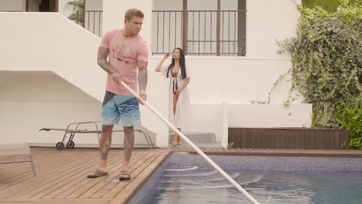 Milf pornószínésznő rágerjed a fiatal bránerre Thumb