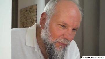 Szöszike tini bula imádja a pajkos nagyfater hard répáját Thumb