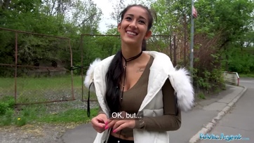 Darcia Lee a híd közben lecummantja a brét Thumb