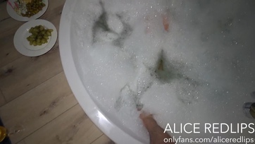 Szöszi fingó a jakuzziban cumizik Thumb