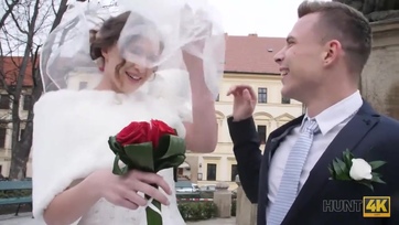 Fiatal menyasszony zsozsóért szopik a vőlegénye előtt Thumb