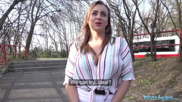 Fiatal fiatal ribi zsetonért kupakol a parkban Thumb