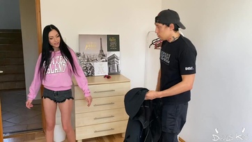 Karcsú nagy mellű lány ugrál Thumb