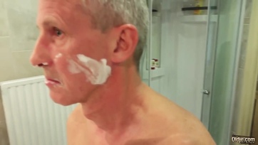 Nagy Mellű tini csajszi megkúratja magát a mostoha apuja apucijával Thumb