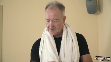 Csodás ajkú tini bula rágerjedt az érett brokira Thumb