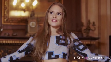 Gazdag párocska hármasa egy tini lánnyal Thumb