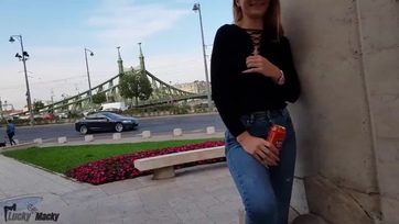 Magyar kis fiatal leányzó cidázik a liftbe Budapesten Thumb