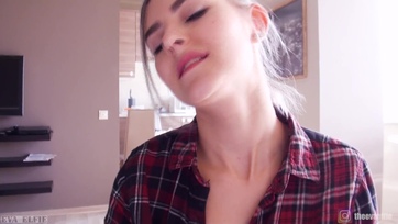 Eva Elfie vágtat a a pöcsén Thumb