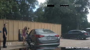 Lana Rhoades és a rendőr Thumb