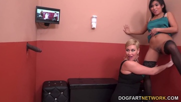 Felajzott anyukák lyukon át kupakolnak Thumb