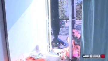 Óriás seggű barnabőrű csajszi felizgul a cirógatástól és belemegy a dugásba Thumb