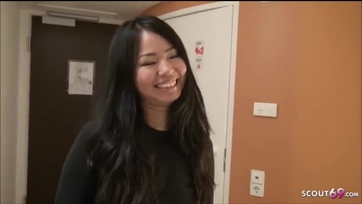 Kínai fiatal lány kipróbálja a bazinagy feka virslit Thumb