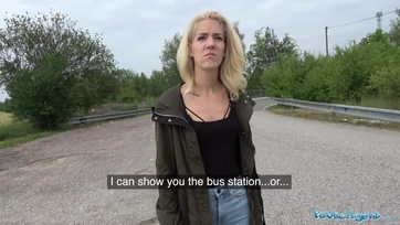 Szőkehajú magyar kiscsaj készpénzért furulyázik Thumb