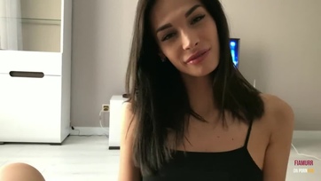 Fiatal kiscsaj megüli a falloszt Thumb