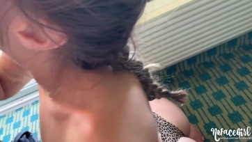 Fiatal tini bula a hotelban kupakol Thumb