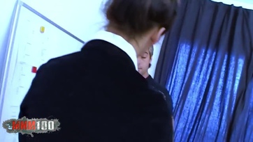 Bájos tanítónő méretes keblekkel kupakol a fiatal sráccal Thumb