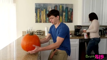 Mostoha bátyus a húgocskáját farkalja az mostohaanyja előtt Thumb