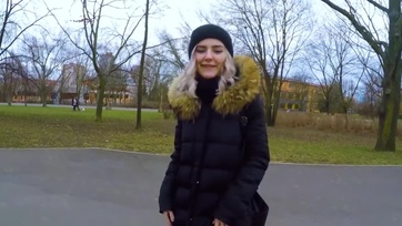 Fiatal 18 esztendős tini csaj suskáért szopikál a parkban Thumb