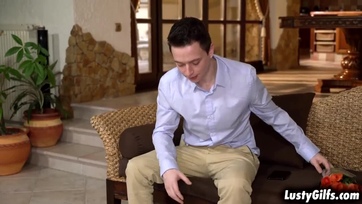 Vén szőkehajú asszony szeret fiatal fiúkkal szexelni Thumb