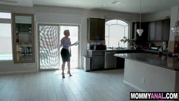 Nagymellű amatőr anyuci baszik a fiatal szomszéd fickóval Thumb