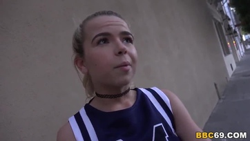 Néger faszi keményen seggbe baszta a fehér tini bigét Thumb