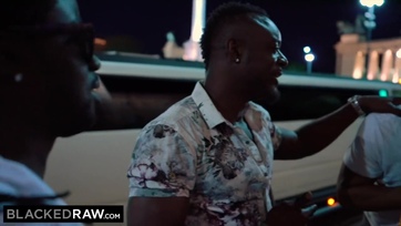 Tini leányzó szexelnek széjjel a néger fickók Thumb