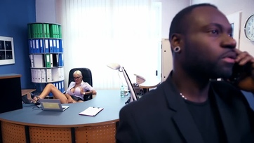 Német hatalmas mellű irodai alkalmazott és a afroamerikai farok Thumb