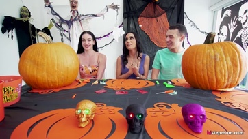 Beindult fiatal srác levetkőzteti és rendesen meghágja a vadító mostoha muterját Thumb