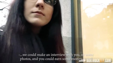 22 esztendős magyar tini csaj félmeztelenül cumizza a lompost a sex casting-on Thumb