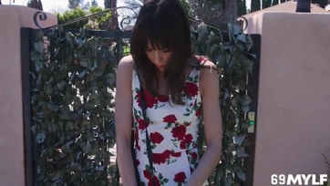 Felajzott mostoha anyuka a lánya barátjával hempereg a bőrkanapén Thumb