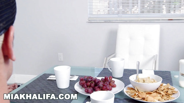 Arab ribik élvezik a hancúrozást a nagyfarkú fehér fickóval Thumb