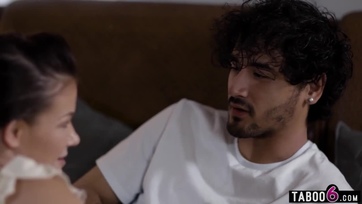 Rutinos milf nevelő anyuka készséggel oktatja kufircolni a fiatal amatőr párt Thumb