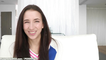 A kis gátlásos csaj teljesen beindul a giganagy répa láttán Thumb