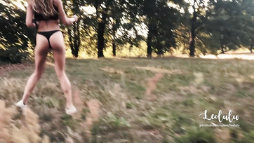 Publikus szex a szabadban kettő gyönyörű fiatal csajjal Thumb