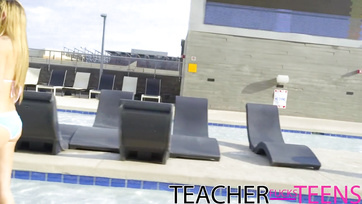 Basznivaló lezbi tanár nő lerohanja a gyakornok csajszikat és a barátjukat Thumb