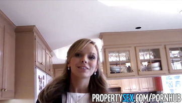 Vadító szőke ingatlanos szopkodja a vásárló répáját Thumb