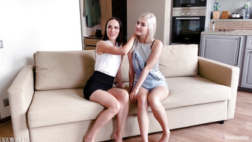 Huncut anyuka oktatja a nevelt lányát kolbászt szopogatni Thumb