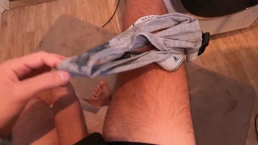 Megtaláltam a mostohatestvérem szutykos bugyikáját és alaposan szétbasztam a zamatos sunáját Thumb