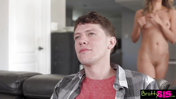 Ruhátlan mostoha tesókák kupakolnak a díványon Thumb