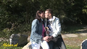 A bokros pinájú idősebb mostoha anyuciját cidáztatja és kúrja a tini fiúcska Thumb